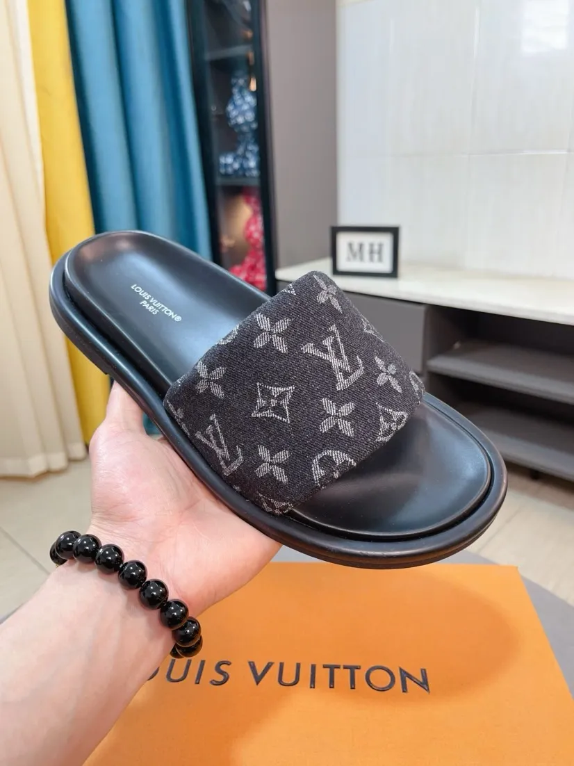Ex-factory price 360🌹🌹 (lv-Louis Vuitton) New men's slippers, high-end boutique, exquisite embossed logo decoration on the upper, fine workmanship, super soft soles, casual, loose and comfortable, a must-have in summer! \nsize：38-44